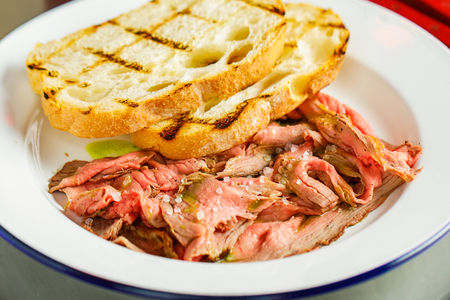 Ростбиф с гренками