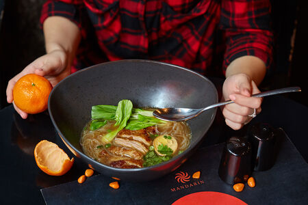 Бульон со стеклянной лапшой, уткой, капустой бок чой и яйцом