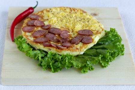 Омлет с охотничьими колбасками