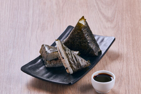 Онигири с тунцом