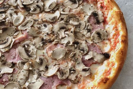 Пицца с ветчиной и грибами