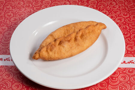 Пирожок с луком и яйцом