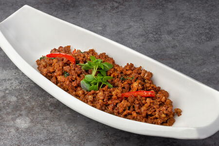 Свинина с чили и базиликом Му Пад крапау