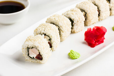 Ролл с копчёной курицей и кунжутом