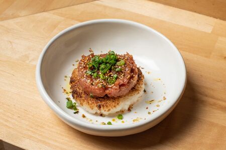 Хрустящий рис и тартар из тунца