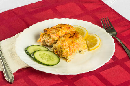 Рыба, запеченная под соусом с гарниром