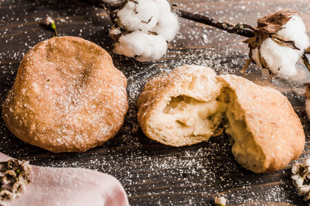 Пончик с заварным кремом