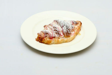 Круассан миндальный с малиной