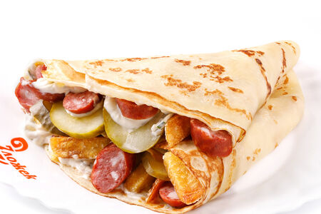 Блин с охотничьими колбасками