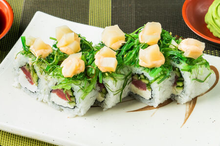 Ролл Магуро Хотатегай маки