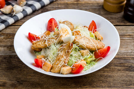 Салат Цезарь с курицей