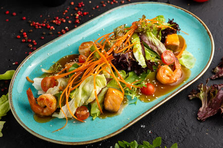 Салат теплый с лососем и креветками