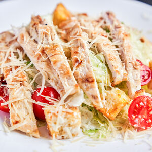 Салат Цезарь с курицей