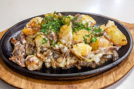 Жаркое с картофелем, луком и грибами