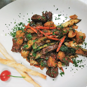 Говяжья вырезка с овощами