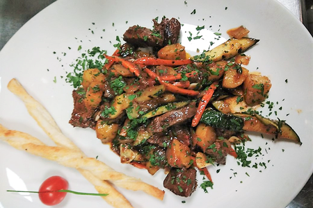 Говяжья вырезка с овощами