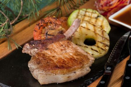 Стейк cвинoй Томагавк