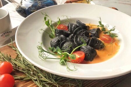 Рыбные пельмени Неро в сливочном-икорном соусе