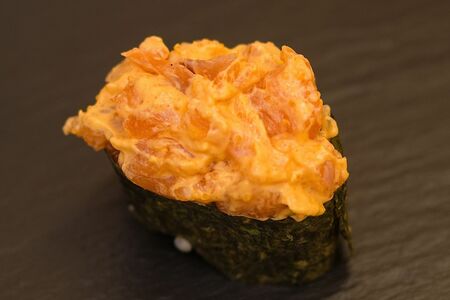 Суши Спайси с лососем