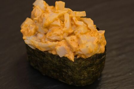 Суши Спайси с кальмаром