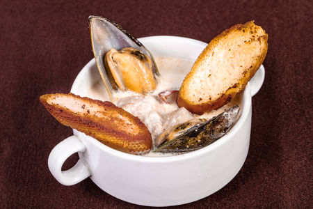 Норвежский сливочный суп с семгой и креветками