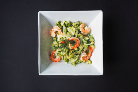 Салат из авокадо с тигровыми креветками