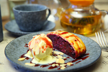 Штрудель вишневый