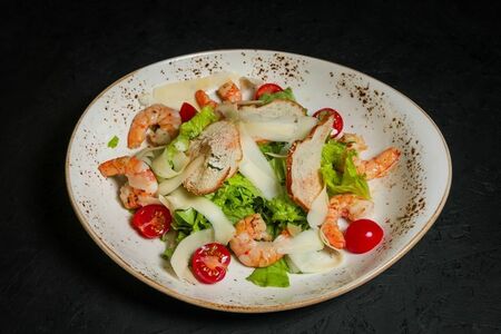 Салат Цезарь с креветками