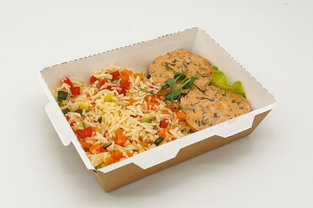 Биточки из форели с рисом с овощами