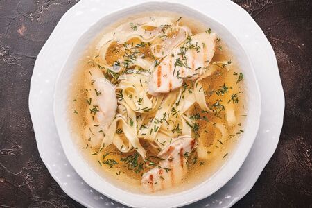 Куриный бульон из цыпленка с лапшой