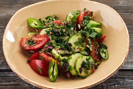 Овощной салат с зеленью, оливковым маслом и лимоном