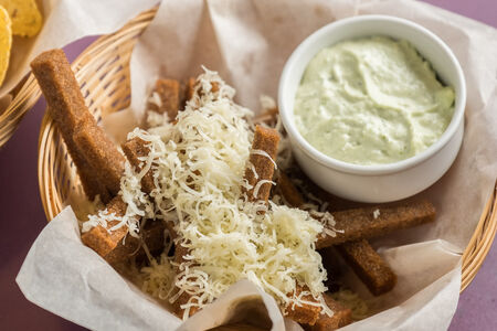 Гренки с чесноком и сыром