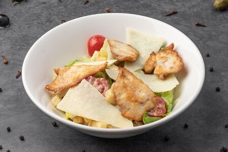 Салат Цезарь с курицей