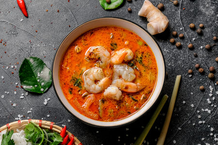 Суп Том ям с тигровыми креветками