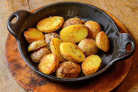 Мини-картофель, запеченный с розмарином