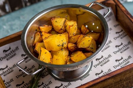 Печеная картошка с розмарином