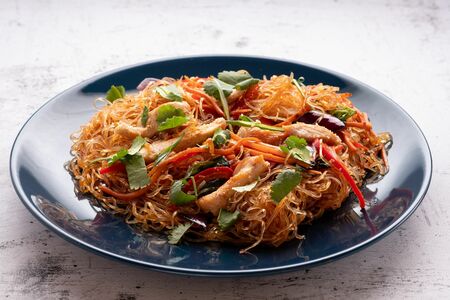 Стеклянная лапша с курицей по-малайзийски