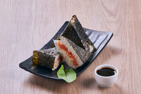 Онигири острый лосось