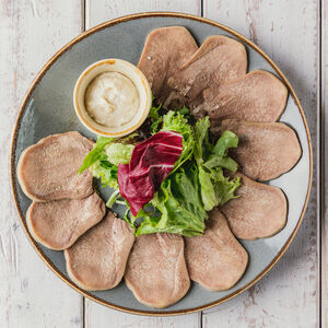 Язык отварной с хреном