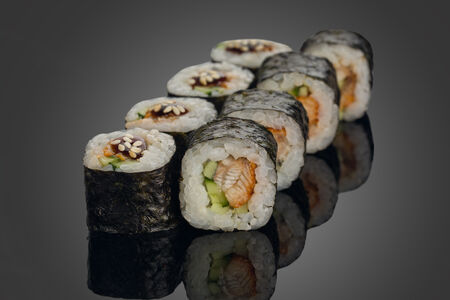 Маки с угрем и огурцом