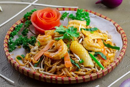 Вок с тигровыми креветками