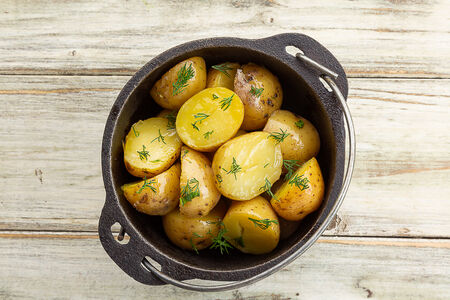 Молодой отварной картофель