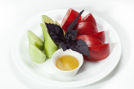 Помидоры бычье сердце с очищенными огурцами