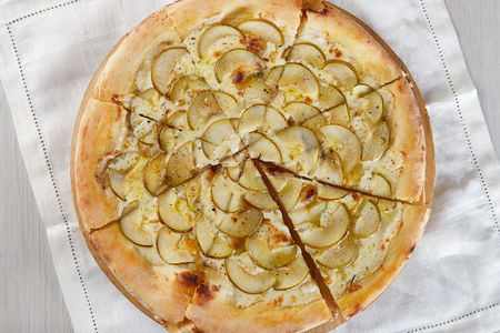 Пицца с горгонзолой и грушей 