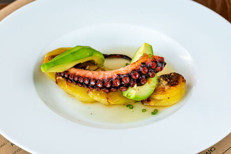 Осьминог с пюре из батата