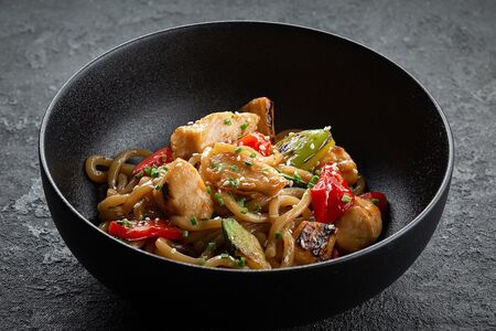 Удон с курицей и овощами