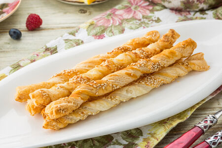 Хрустящие слоеные палочки с кунжутом