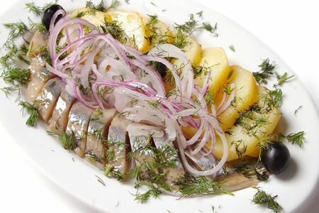 Отварной картофель с селедкой, маринованным луком и горошком