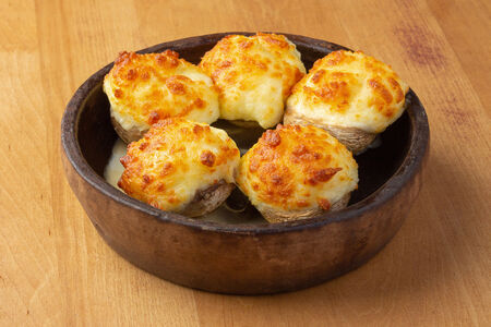 Шампиньоны, запеченные с сыром сулугуни