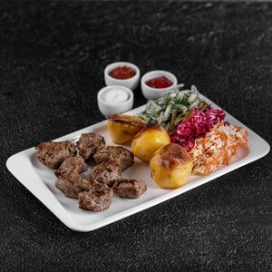 Шашлык из телятины с гарниром, салатом и соусами